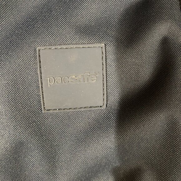 PacSafe 25L AntiTheft backpack - Picture 2 of 3